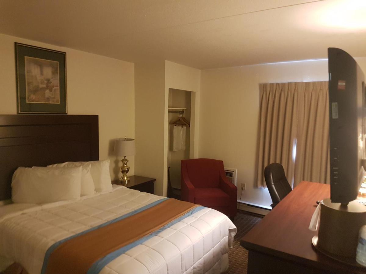 Ba Hotel Red Deer Exterior photo