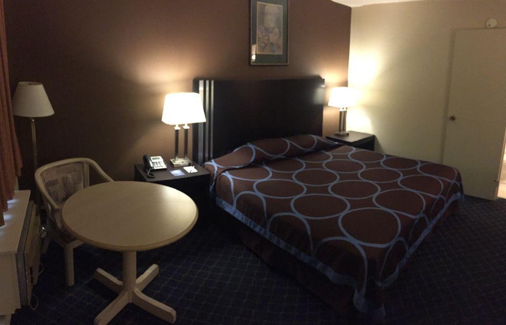 Ba Hotel Red Deer Exterior photo