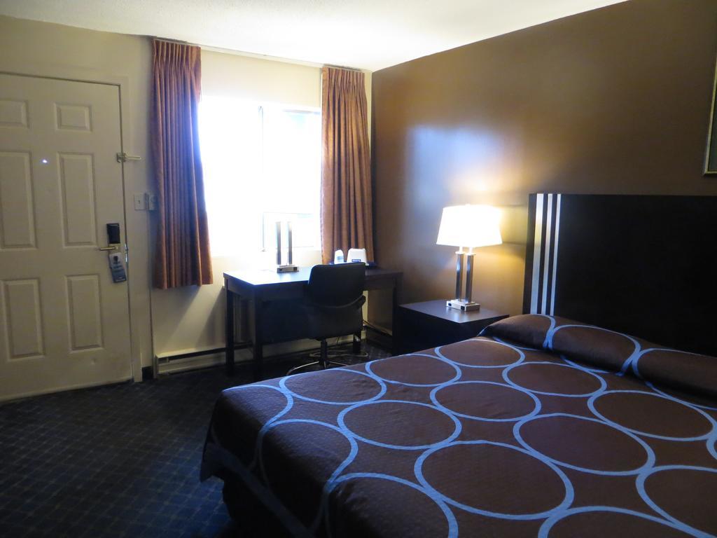 Ba Hotel Red Deer Exterior photo