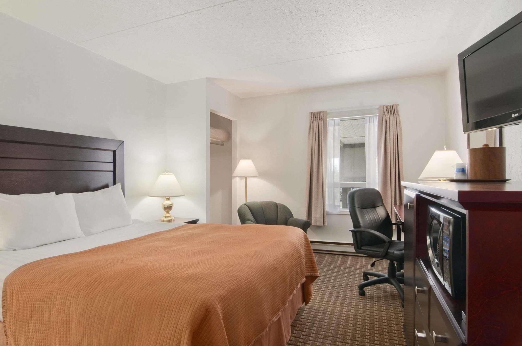 Ba Hotel Red Deer Exterior photo