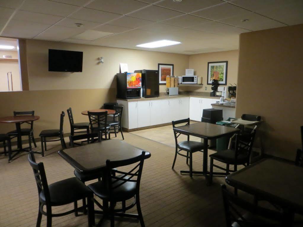 Ba Hotel Red Deer Exterior photo